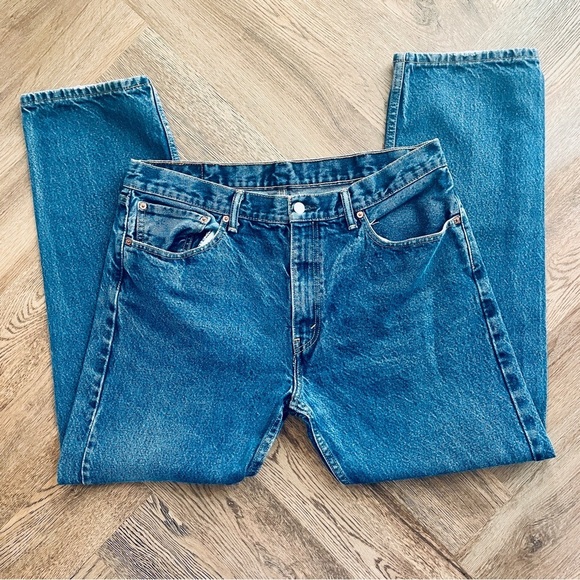 Levi's Jeans 38x32 505 Straight Fit Medium to Dark Wash Blue Jeans - Picture 1 of 8